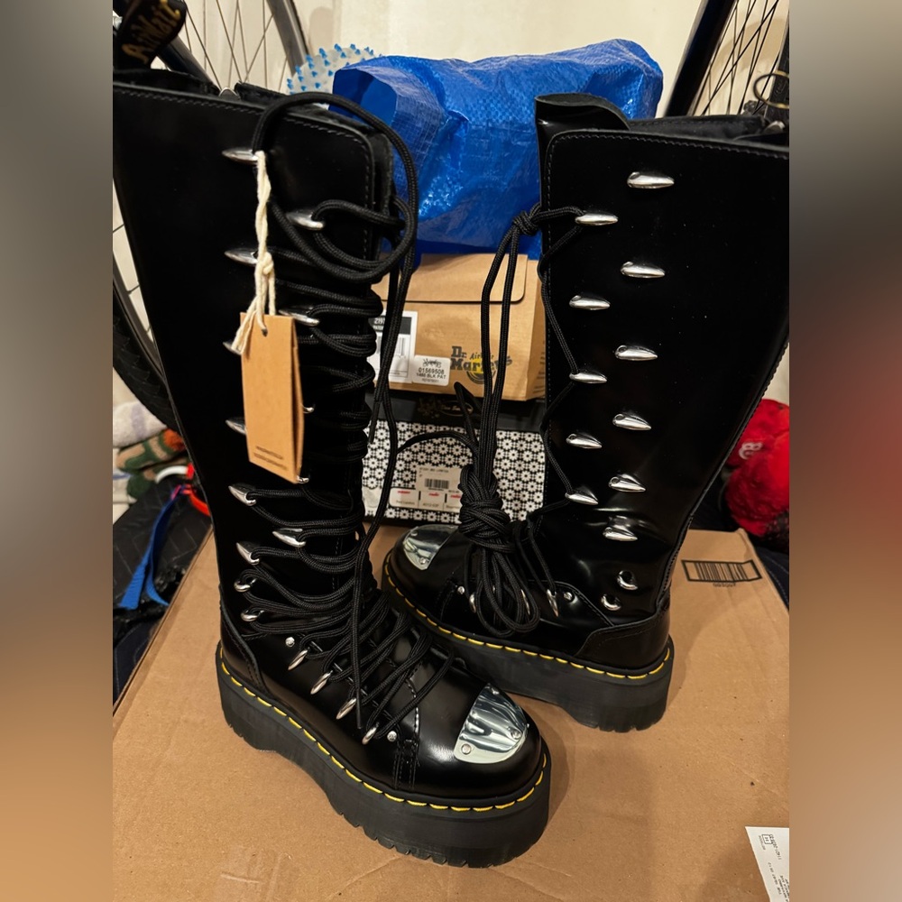 Dr. Martens 1B60 LTT MAX knee high platform boots (Women-wide calf) LEATHER
